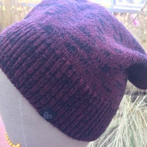 Aritzia TNA Lux Beanie in Burgundy